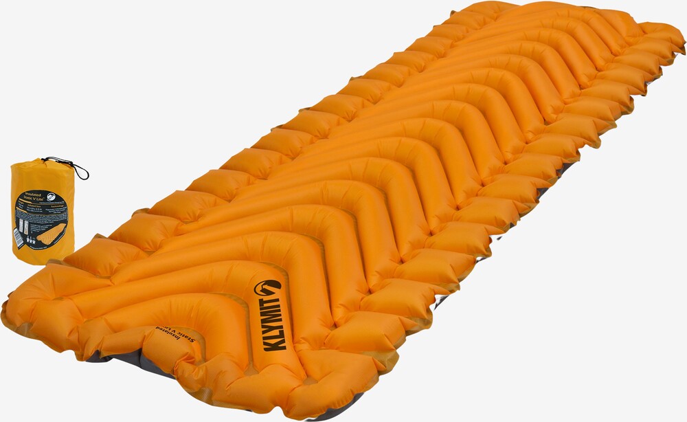 Orange Klymit Insulated Static V Lite liggeunderlag set skråt fra siden med gul pakpose