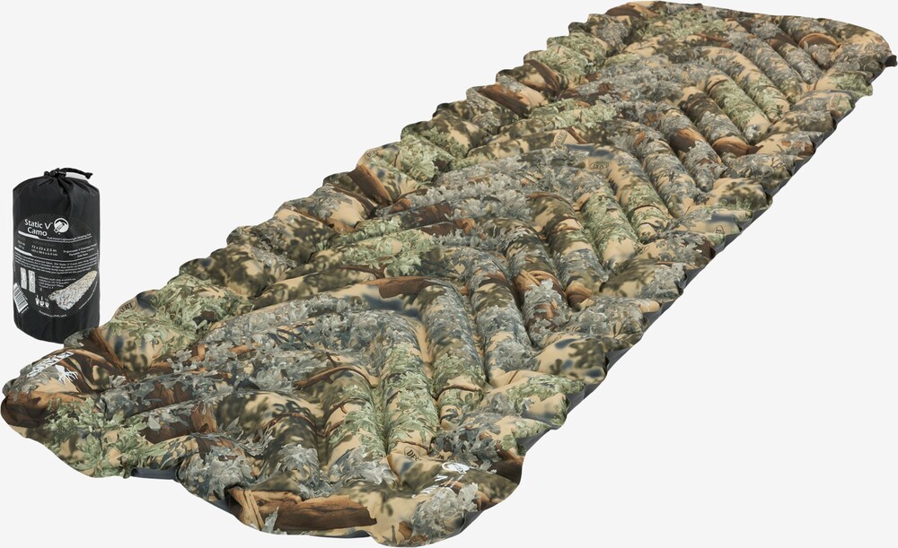 Klymit Static V liggeunderlag i camouflage med V-formede luftkamre og pakpose ved siden af