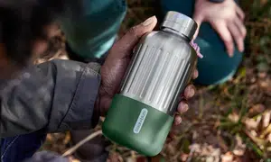 man-holding-650ml-explorer-bottle-olive-outdoors