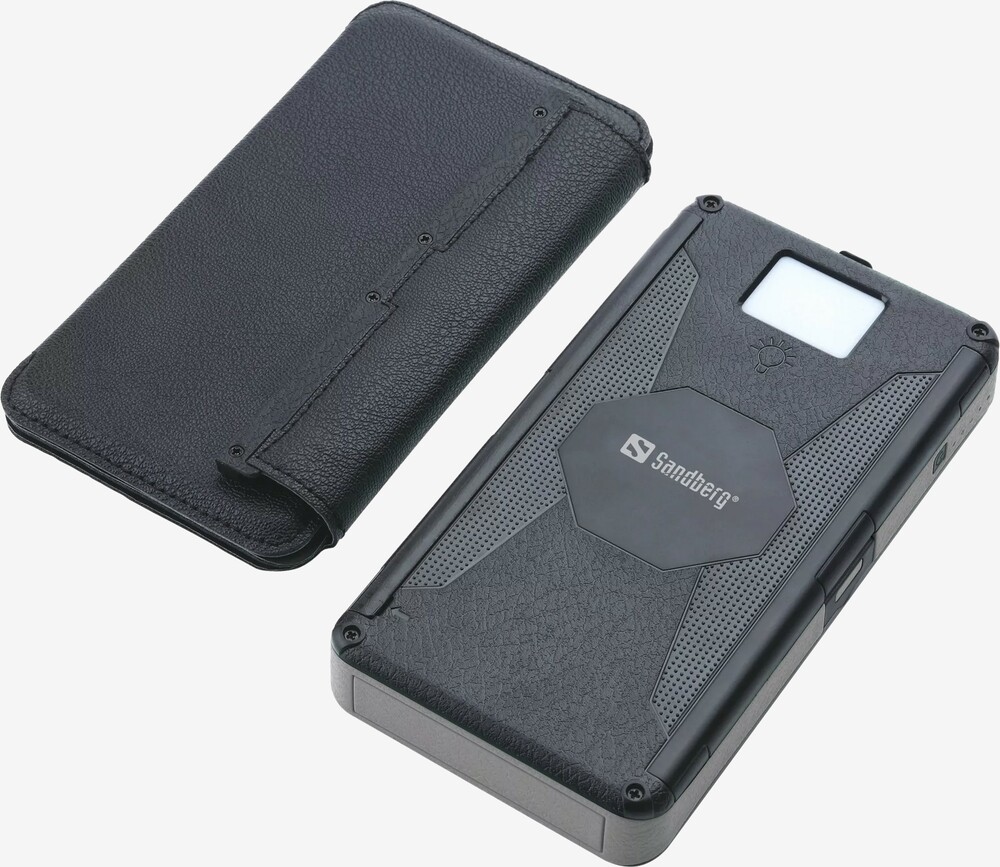 Sort powerbank med lygte og ladeflade ved siden af sit sammenfoldede etui med solpaneler