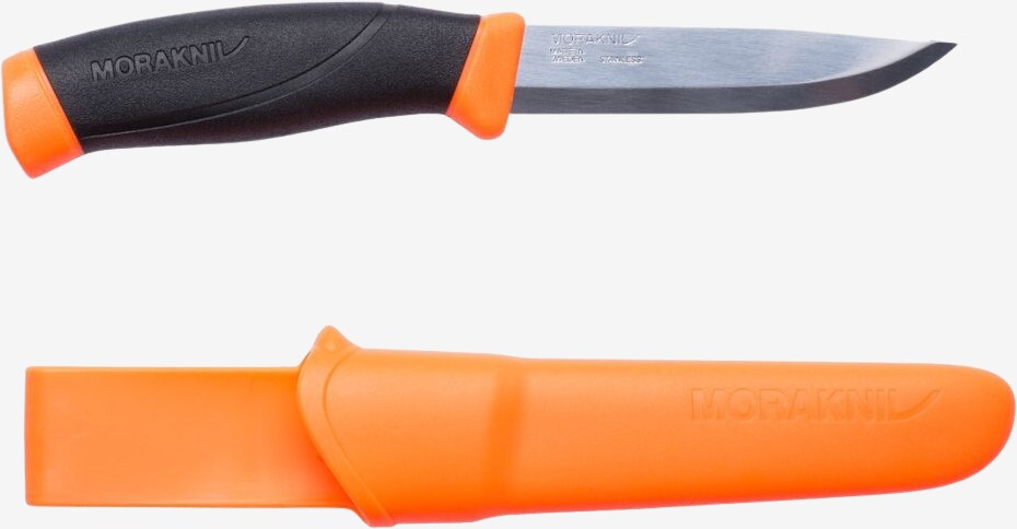 Morakniv Companion med sort og orange greb liggende over sin orange plastskede