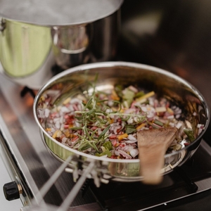 p738000_frying-pan__40cuddlingcarrots_2019-02