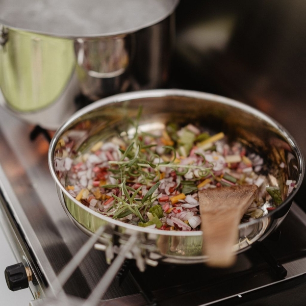 p738000_frying-pan__40cuddlingcarrots_2019-02