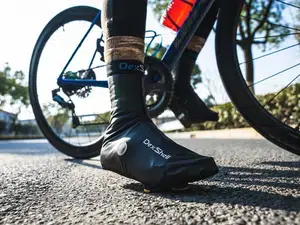 DexShell_Cycling_LIGHTWEIGHT-FLEECE-OVERSHOES-2.0-OS337BLK2.0_Action-600x450