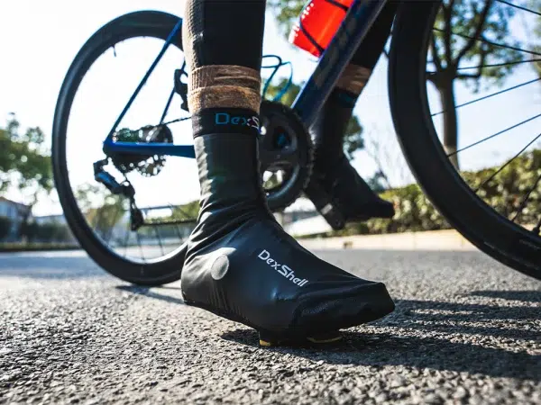 DexShell_Cycling_LIGHTWEIGHT-FLEECE-OVERSHOES-2.0-OS337BLK2.0_Action-600x450