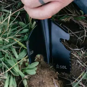Stoke_Shovel_digging_in_grass_ground