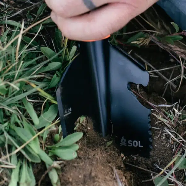 Stoke_Shovel_digging_in_grass_ground